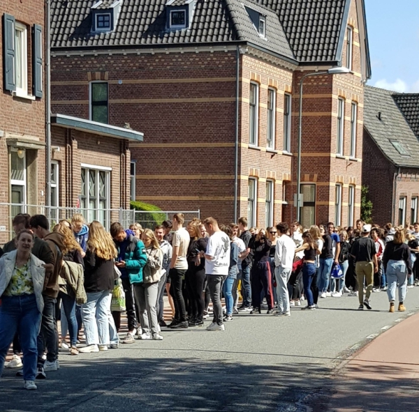 Lange rij bij Het moment, Hoenderstraat