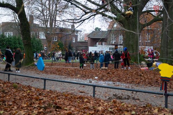 Sinterklaas in de binnentuin van het gemeentehuis.