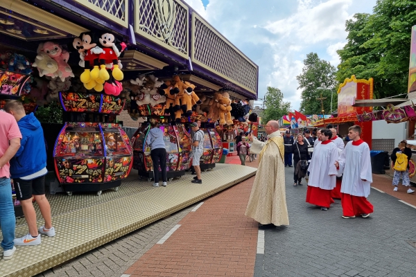 Deken Smeets tijdens de inzegening van de kermisattracties