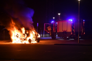 Auto brandt volledig uit in Oostrum