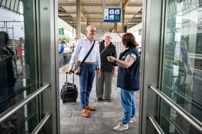 Senioren krijgen hulp bij reizen met openbaar vervoer