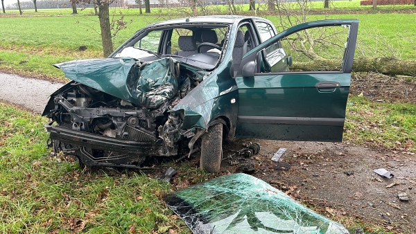 Automobilist is maandagmiddag zwaargewond geraakt bij ernstig ongeluk.