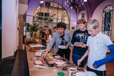 Burgemeester Leontien Kompier ontbijt met basisschool De Meent