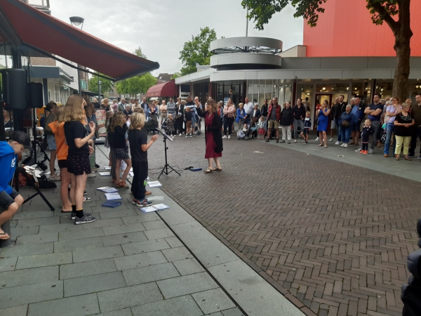 Ondanks een regenbuitje bruiste Venray op koopzondag